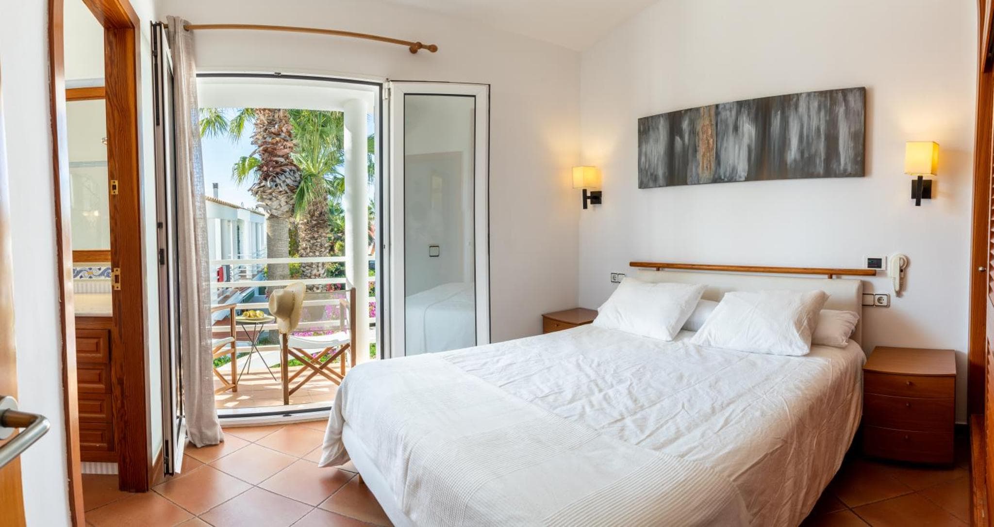 Dormitorio principal con acceso al balcón